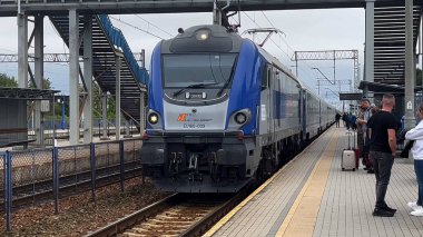 Dümen, Polonya - 15 Eylül 2024: Tren istasyonundaki yolcu treni. Eşyaları olan insanlar platformda treni bekliyor. Yolcu taşımacılığı ve demiryolu