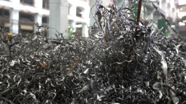Fabrikada bir sürü metal talaşı yığını var. Metal üretiminde atık.