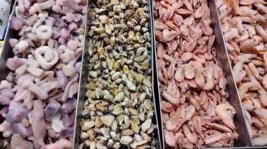 Süpermarkette dondurulmuş karides, midye ve metal tabaklarda mürekkep balığı. Diyetteki deniz ürünleri. Sağlıklı beslenme kavramı.