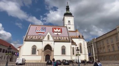 Zagreb, Hırvatistan - 21 Eylül 2024: Hırvatistan 'ın başkenti Zagreb' deki St. Marks Kilisesi. Zagreb 'in en eski binalarından biri olan tarihi ve mimari bir eser