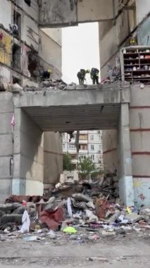 Kharkiv, Ukrayna - 18 Eylül 2024: Rus hava bombasının çok katlı bir binaya isabet ettiği yerdeki kurtarma operasyonları. Kurtarma ekipleri yıkılmış evin enkazını söküyor..