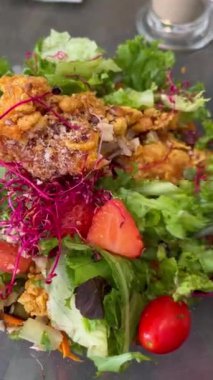 Et ve taze otlu salata. Salata, roka, domates, çilek. Sağlıklı beslenme.