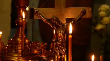 Kilisedeki çarmıha gerilmiş İsa Mesih 'in kutsal çarmıhının heykeli. Çarmıha gerilmeden önce bir mum yanıyor. Kilise atmosferi.