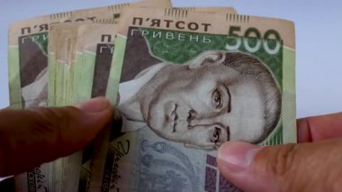 Ellerinde beş yüz Ukrayna hrivniası olan bir sürü banknot var. Artan fiyatlar, yükselen enflasyon ve krediler kavramı.