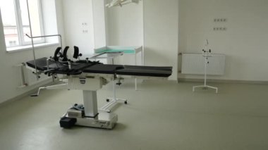 Cerrahi odasında jinekoloji sandalyesi. Acil tıbbi bakım sağlıyorum. Doğum sırasında tıbbi bakım.