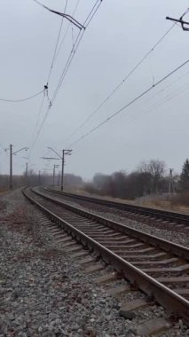 Uzağa giden demiryolu rayları. Demiryolu. Yaşamın yolu. Bekleme konsepti, hayat yolları, hareket, seyahat.