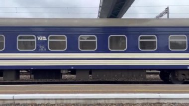 Bir yolcu treni büyük bir tren istasyonuna girer. Yolcu taşımacılığı. Seyahat ve tren yolculuğu kavramı.