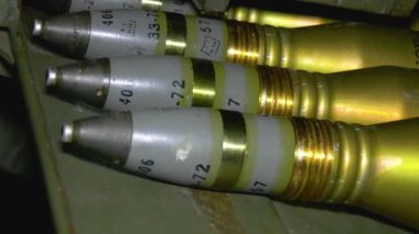 Mermiler, rafta duran sarı metalden yapılmış mayınlar. Gerçek savaş için askeri mühimmat. Ordunun silahlanması..