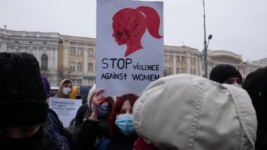 Kharkiv, Ukrayna - Mars, 07, 2021: Miting standındaki kadınlar kadınlara yönelik şiddeti durdurun. Kadınların şiddete karşı mücadelesi.