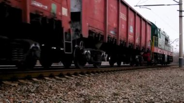 Yük vagonlu uzun bir tren demiryolu ile seyahat eder. Malların demiryolu ile taşınması.