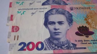 Masada 200 UAH faturası var. Ukrayna 'nın ulusal para birimi kavramı, Hryvnia döviz kuru, enflasyon ve fiyat artışı