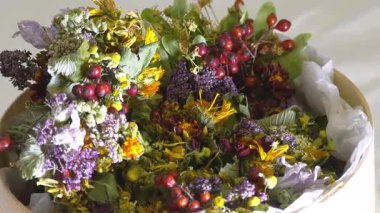 Sepetteki aromatik çay için kurutulmuş tarla bitkileri ve böğürtlen..