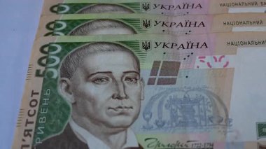 500 Ukrayna Hrivniası 'nın banknotları. Ukrayna parası, nakit ödemeler. Bütçe oluşumu, mali yönetim, mali okur yazarlık, devletten mali yardım kavramı.