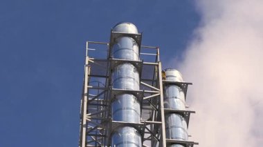 Isı üreten bir istasyonun yüksek metal endüstriyel borusu, beyaz dumanın çıktığı yer. Üretim, ısı üretimi. Şehre ısı sağlıyorum. Modüler kazan daireleri.