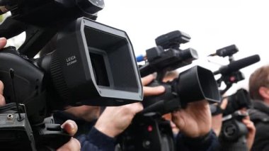 Kharkiv, Ukrayna - 30 Nisan 2023: Lensleri ileri ve yukarı yönelik olan birçok kamera var. Videograflar gökyüzünde bir nesneyi filme almaya hazır. Basın sırasında gazeteciler