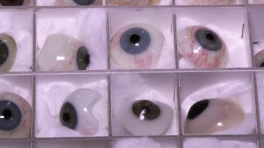 Bir sürü yapay göz, bir kutuda protez gözler. Bir gözümü kaybettim. Protez gözler..