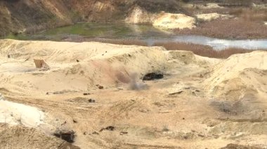 Eğitim sahasında patlama. Patlamadan sonra duman yükseliyor. Cephanenin imhası. Gerçek bir savaş.. 