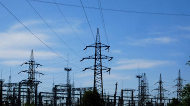 Yüksek voltajlı elektrik hatları. Elektrik santrali. Üretim ve tüketicilere elektrik nakli. Enerji krizi, kaza, bilinç kaybı.