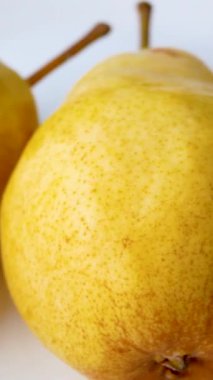 Büyük, sulu, sarı armutlar bir tabakta yatıyor. Tatlı tatlı. Vitamin açısından zengin sağlıklı beslenme