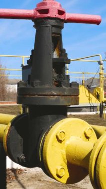 Vanalı büyük bir gaz borusu. Gaz üretimi. Gaz taşımacılığı. Tüketicilere benzin teslimatı. Enerji sorunları, kıştan önce ısınma sorunu