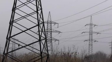 Elektrik santralinden konut binalarına elektrik ileten yüksek voltajlı elektrik hatları. Elektrik üretimi ve taşımacılığı.