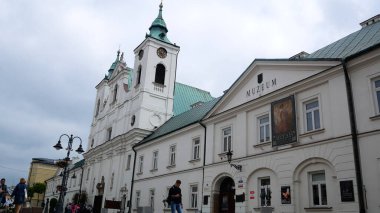 Rzeszow, Polonya - 15 Haziran 2023 Eski Şehir Sokağı. Belediyenin ve müzenin beyaz binası. İnsanlar eski şehrin sokaklarında rahatça yürüyor..