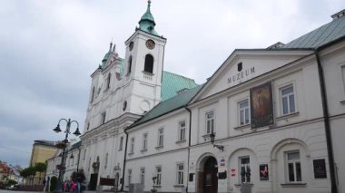 Rzeszow, Polonya - 15 Haziran 2023 Eski Şehir Sokağı. Belediyenin ve müzenin beyaz binası. İnsanlar eski şehrin sokaklarında rahatça yürüyor..