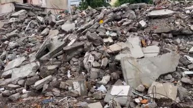 Ev yıkımından sonra büyük bir beton yığını. İnşaat atığı, enkaz ve sökme kavramı.