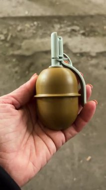 El ele tutulan bir eğitim bombası. Askeri eğitim, atıl mühimmat kullanımı ve savaş sırasında hazırlık..