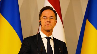 Kharkiv, Ukrayna - 01 Mart 2024: NATO Genel Sekreteri Mark Rutte Ukrayna ve Hollanda bayraklarının arka planına karşı. Rutte raporu bir tercüman ve bakışla dinler.
