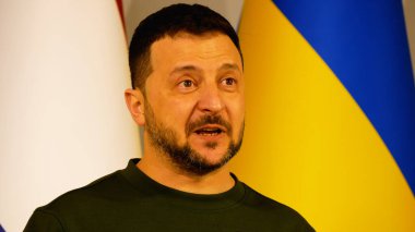 Kharkiv, Ukrayna - 01 Mart 2024: Ukrayna Cumhurbaşkanı Volodymyr Zelensky, Ukrayna bayrağının arka planına karşı Avrupalı diplomatlara duygusal bir konuşma yaptı.