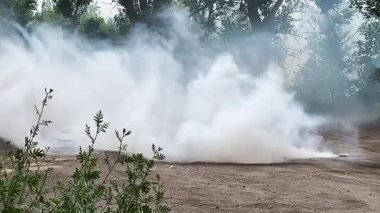 Sis bombası yola yayılmış, görüş açımızı kapatan yoğun dumanlar yayıyor. Taktik durum veya acil durum eğitimi.