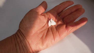 Bir kadının eline bir damla el kremi düşer. Günlük cilt bakımı rutini nemlendirici ve kuru el derisini besler. Kişisel bakım ve güzellik tedavisi.