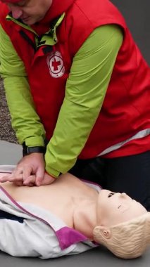 Kharkiv, Ukrayna - 11 Kasım 2023: Bir manken üzerindeki bir sıhhiye, yaralı bir insana nasıl dolaylı kalp masajı yapılacağını gösteriyor. İlk yardım. İnsan canlandırması.