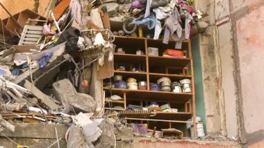 Yerleşim yerinin kalıntıları bir füze saldırısıyla yok edildi. Ukrayna şehrinde savaş izleri var. Russo-Ukrayna savaşı. Barışçıl şehirlere grevler.