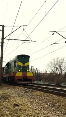 Yük vagonlu tren demiryolu ile seyahat eder. Birçok vagon uzaklaşıyor, uzak bir ihtimal.. 