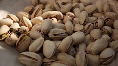 Dönen bir tabakta bir sürü fıstık var. Sağlıklı bir diyette fındık.