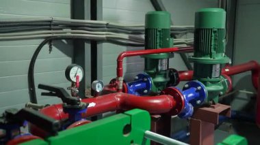 İçerideki mini kazan dairesinin ekipmanları: borular, kompresörler ve basınç sensörleri. Mini kazan dairesinin teknik ekipmanı..
