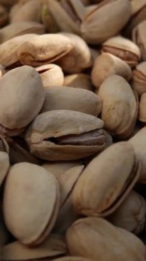 Dönen bir tabakta bir sürü fıstık var. Sağlıklı bir diyette fındık.