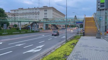 Rzeszow, Polonya - 15 Haziran 2023: Şehir trafiği yoğun. Arabaların geçtiği yolun üzerinde cam bir yaya köprüsü var. Şehir yol kavşakları. Şehirdeki trafik organizasyonu. Kentsel