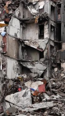 Bir Ukrayna şehrini bombaladıktan sonra yıkılan bir ev. Rus-Ukrayna savaşı sırasında bombalar ve füzeler, evler ve mahallelerin tahrip edilmesi, zayiat ve harabelerin yaşandığı yerleşim yerleri
