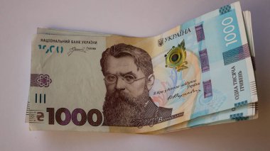 Masada duran bin Ukrayna hrivniası değerinde banknotlar. Ulusal para birimi, finans, enflasyon, fiyat artışı ve ekonomi kavramı.