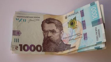 Masada duran bin Ukrayna hrivniası değerinde banknotlar. Ulusal para birimi, finans, enflasyon, fiyat artışı ve ekonomi kavramı.