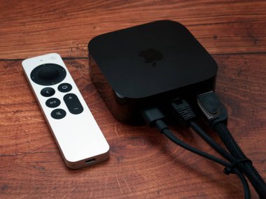Bükreş, Romanya - 4 Aralık 2022: Apple TV 4k 2022 tarihli WiFi ve Ethernet, 128Gb RAM ve Siri Kumandası ile meşe ağacından arka plan, kablolarla arka plan görüntüleri
