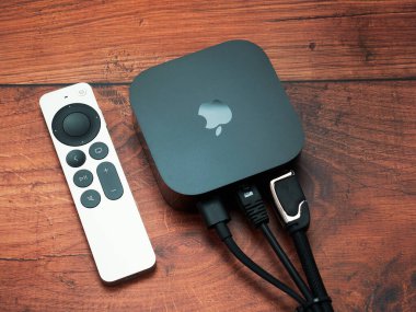 Bükreş, Romanya - 4 Aralık 2022: Apple TV 4k 2022 tarihli WiFi ve Ethernet, 128Gb RAM ve Siri Kumandası ile meşe ağacından arka plan, kablolarla arka plan görüntüleri