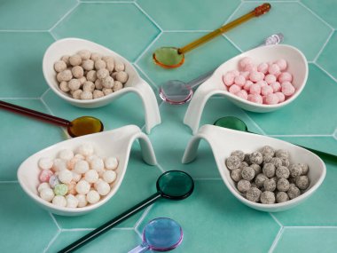 Çiğ, farklı aromalı tapyoka topları. Yeşil fayanslı, köpüklü çay içinde boba olarak da bilinir. İnci sütlü çay yapmak için bir malzeme..