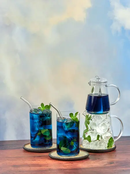 Anchan Çiçeklerinden Yapılan Buzlu Mavi Çay Kelebek Bezelyesi Klitoria Ternatea Telifsiz Stok Fotoğraflar