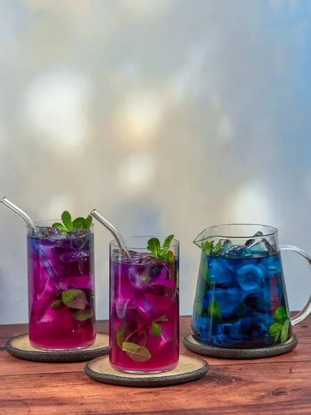Anchan Çiçeklerinden Yapılan Buzlu Mavi Çay Kelebek Bezelyesi Klitoria Ternatea Stok Resim