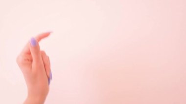 Parmak şıklatma hareketinin bir videosu, parmak şıklatmasından hemen sonra elin kaybolduğu, arkasında açık kırmızı bir renk olan boş bir alan bıraktığı. Geçiş pürüzsüz, büyülü ya da gerçeküstü bir etki yaratıyor.