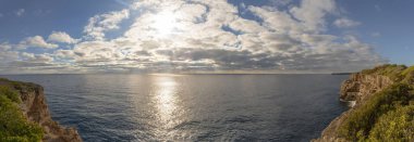 Mallorca kayalıklarında gündoğumunun panoramik görüntüsü,